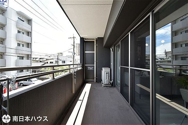 【バルコニー】東南向きのバルコニーです！物干し金具や外水栓を備えています♪