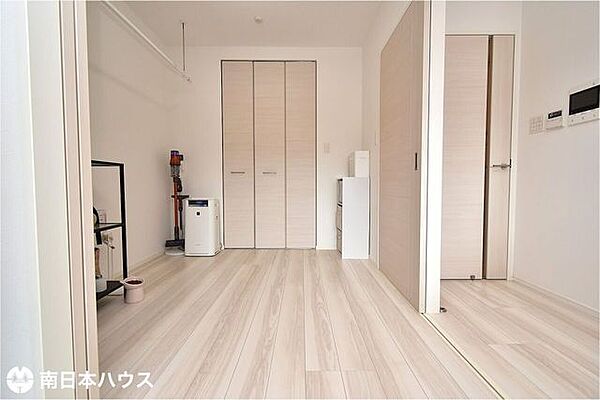 【洋室】リビングに面した4帖の洋室です！