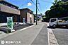 その他：【前面道路】南西向きの前面道路幅は約5ｍです！団地内の道路で交通量の少ない静かな住環境です♪