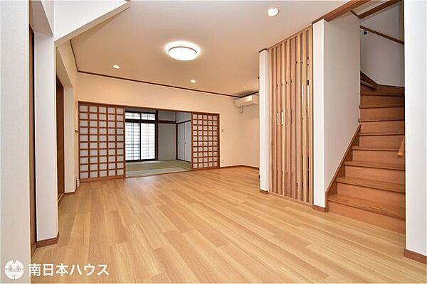 【リビング】約14帖のリビングです！1階には和室と洋室が1部屋づつあります♪