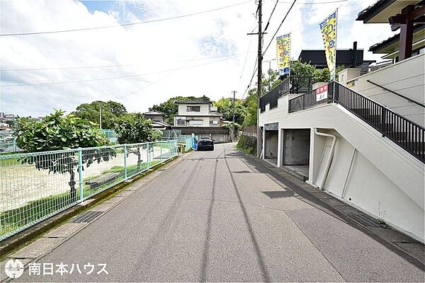 【前面道路】東向きの前面道路です！団地内の道路で交通量の少ない静かな住環境です♪