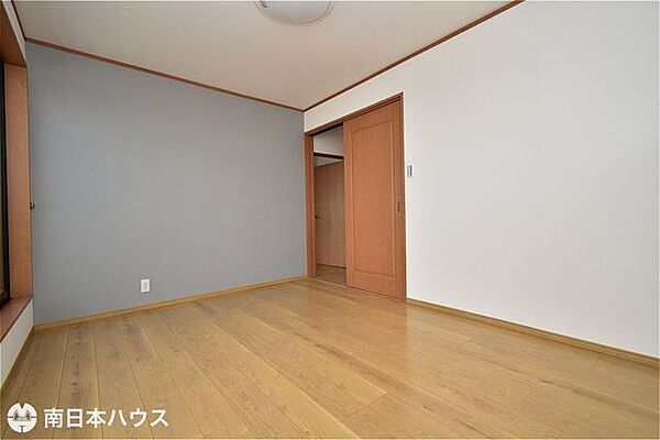 【洋室】2階の洋室6帖のお部屋です！全居室6帖以上の余裕のある間取りです♪2面に窓があり通風良好♪
