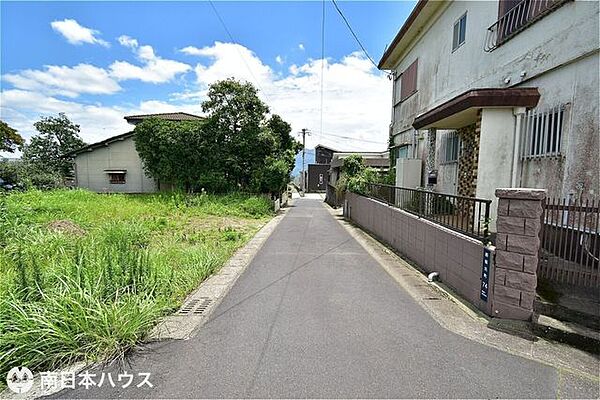 【前面道路】南向きの前面道路幅は約4ｍです！団地内の道路で交通量の少ない静かな住環境です♪