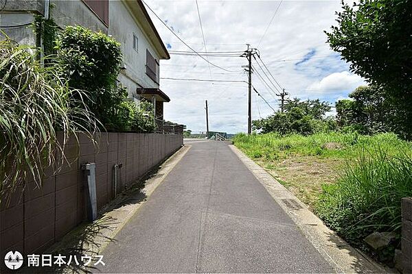 【前面道路】南向きの前面道路幅は約4ｍです！団地内の道路で交通量の少ない静かな住環境です♪