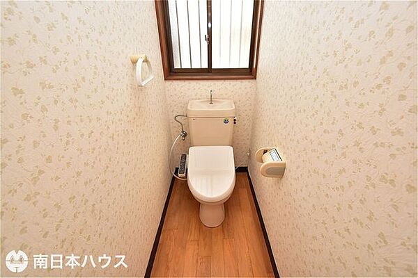 【トイレ】1階のトイレです！温水洗浄便座機能付きです！