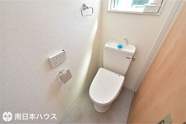 【トイレ】1階トイレです！温水洗浄便座機能付きです！
