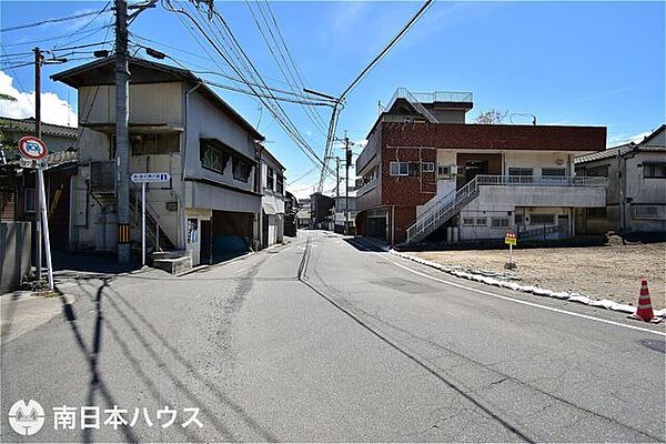 【前面道路】北東向きの前面道路幅は約7ｍ～約10ｍになります！道路との高低差の少ない敷地です！