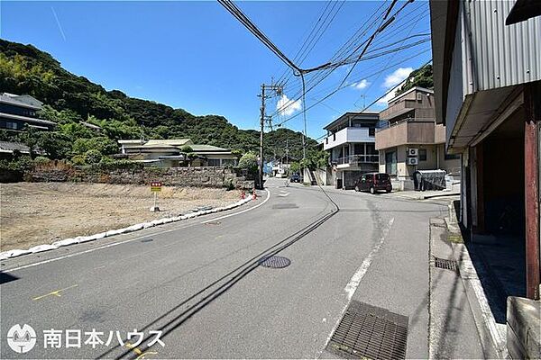 【前面道路】北東向きの前面道路幅は約7ｍ～約10ｍになります！道路との高低差の少ない敷地です！