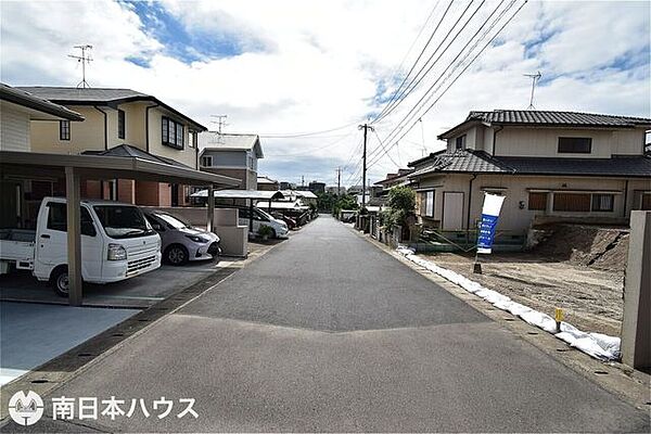 【前面道路】北東向きの前面道路幅は約6ｍです！広々として車通りも少ない静かな住環境です♪