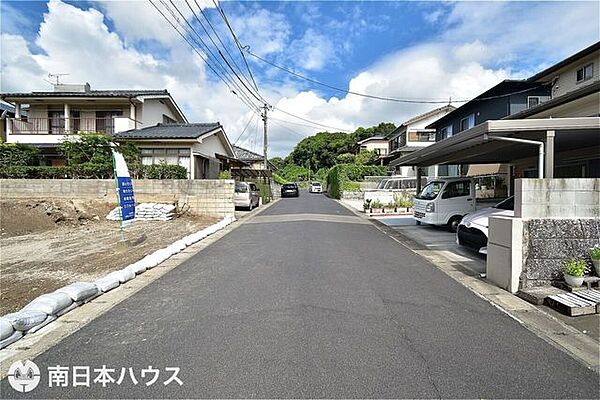 【前面道路】北東向きの前面道路幅は約6ｍです！広々として車通りも少ない静かな住環境です♪