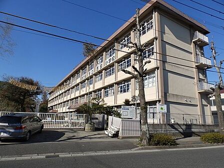 【鹿児島市立西田小学校】は、薬師2丁目に位置する1875年創立の小学校です。令和3年度の生徒数は591人で、25クラスあります。校訓は「強く 正しく 美(うるわ)しく」です。 770m