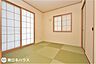 和室：【和室】5帖の和室！リビングと廊下からの出入りが可能なお部屋です！押し入れ収納付き！