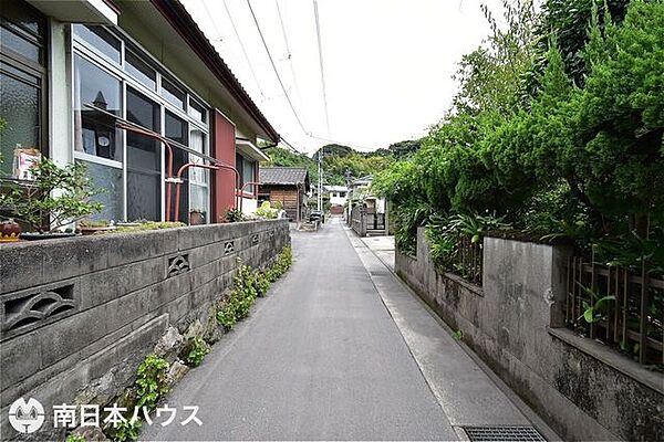 【前面道路】西向きの前面道路です！交通量の少ない静かな住環境です♪