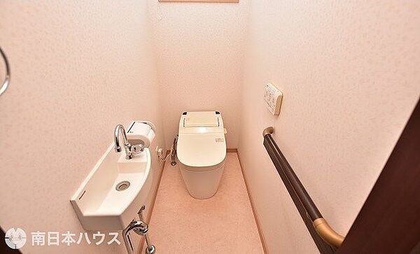 【トイレ】令和4年5月撮影1階トイレです！手洗い器付きで来客時も便利♪