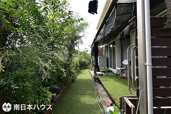 【庭】ウッドデッキのある南西向きの庭です！花木や果樹、家庭菜園などを楽しめるお庭です♪