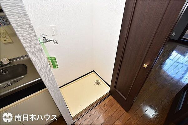 【洗濯機置き場】キッチン横に扉付きの洗濯機置き場があります♪