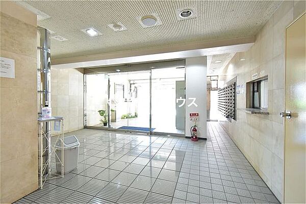 【ライオンズマンション交通局前のロビー】