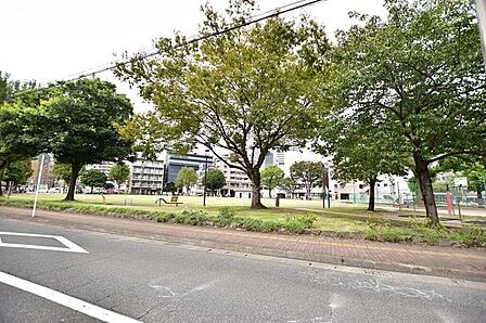 【共研公園】鹿児島市中央町にある公園ですテニスコート、広場、遊具あり 130m