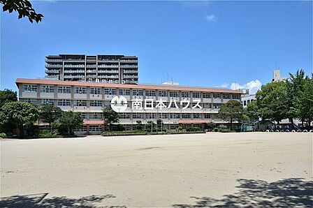 【鹿児島市立中洲小学校】は、上之園町に位置する1871年創立の小学校です。令和3年度の生徒数は377人で、17クラスあります。校訓は「なかよく かしこく すこやかに」です。 620m