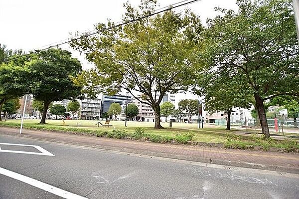 【共研公園】鹿児島市中央町にある公園ですテニスコート、広場、遊具あり 130m