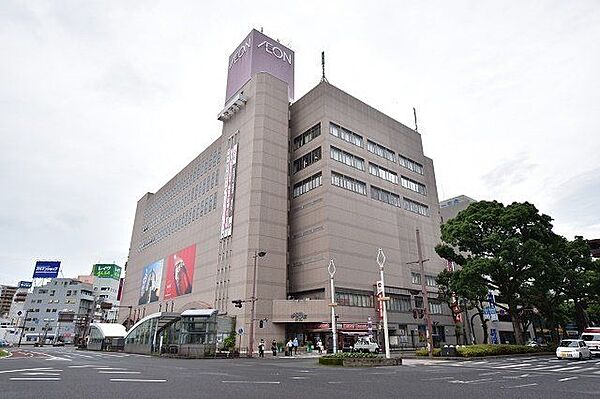 【イオン鹿児島中央店】平成11年6月に開業した複合ビルにイオン鹿児島中央店があります。営業時間　地下食料品売場・1階日用品売場　8：00～22：00衣料品売場　9：00～21：00 260m