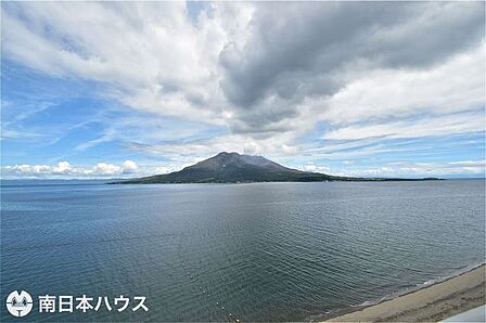 【眺望】バルコニーからの眺望です！錦江湾、桜島を一望できる開放感のある眺めを楽しめます♪