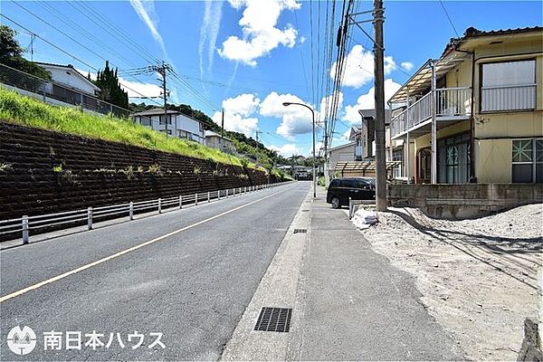 【前面道路】南向きの前面道路幅は約10.5ｍあります！両端に歩道もあるので広々とした道路です♪