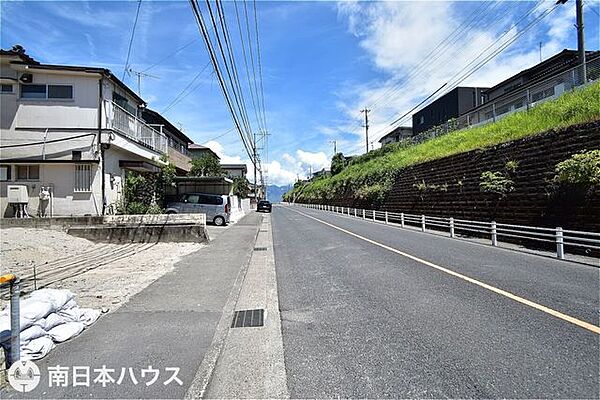 【前面道路】南向きの前面道路幅は約10.5ｍあります！両端に歩道もあるので広々とした道路です♪