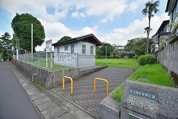 【田上団地第四公園】鹿児島市田上台4丁目にある公園です遊具、トイレあり 190m