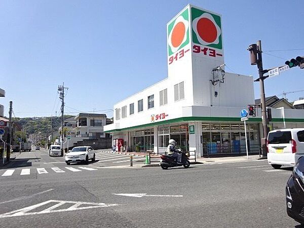 【タイヨー清水店】は、鹿児島市清水町14-33に位置する清水馬場通り近くのスーパーです。取扱品目は主に「生鮮食品・日配品・一般食品・日用雑貨・お酒」です。 740m