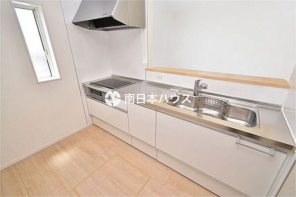 【キッチン同型写真】対面式のシステムキッチン！IHクッキングヒーター、浄水機能付き水栓、床下収納付き！
