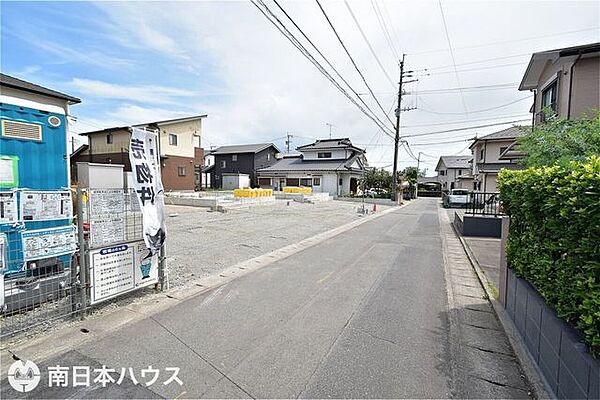 【前面道路】西向きの前面道路幅は約4ｍです！交通量の少ない静かな住環境です♪