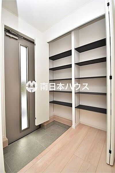 【玄関同型写真】収納力のある玄関収納があります♪玄関扉はタッチキー対応です♪