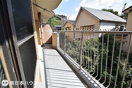 【バルコニー】東南向きのバルコニーです!日当たり良好です♪