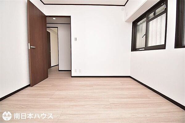 【洋室】5.9帖の洋室です！クロス、床、建具をリフォーム済みです♪