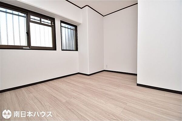 【洋室】5.9帖の洋室です！クロス、床、建具をリフォーム済みです♪