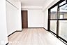 洋室：【洋室】5帖の洋室です！南西向きのバルコニーに面したお部屋です！
