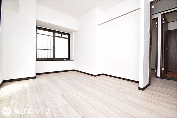 【洋室】5帖の洋室です！南西向きのバルコニーに面したお部屋です♪