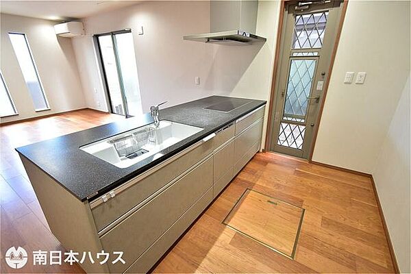 【キッチン】1階のキッチンです！IHクッキングヒーター、浄水機能付き水栓、食器洗浄乾燥機付き！
