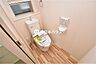 室内：【トイレ同型写真】温水洗浄便座機能付き！※床、クロスの色は異なる場合があります