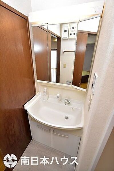 【洗面台】3面鏡の洗面台です！ワイドボウルで使用しやすいです♪