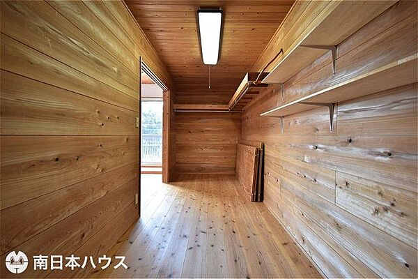 【ウォークスルークローゼット】2階の廊下からと洋室から出入り可能な広々クローゼット！