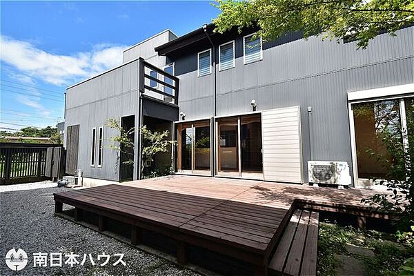 【庭】リビングから出られる広々ウッドデッキ付きの庭です！東南向きで日当たり良好です♪