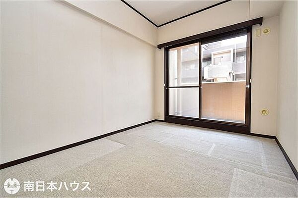 【洋室】南向きのバルコニーに面した洋室です！床は絨毯敷きになっています！
