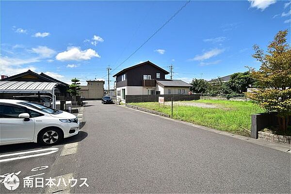 【前面道路】南向きの前面道路幅は約6ｍです！広々とした道路で交通量も少ない静かな住環境です♪