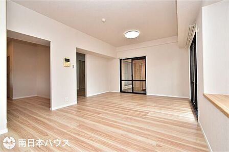 【リビング】18.3帖のリビングです!クロス、床、室内扉のリフォーム済みです♪3方角部屋!
