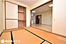和室：【和室】6帖の和室です！押し入れタイプの収納付き！リビングに面したお部屋です♪