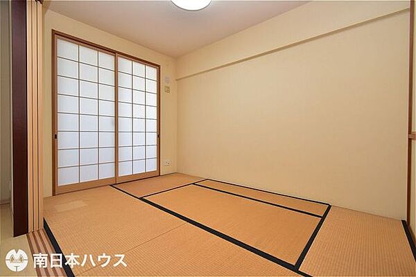 【和室】6帖の和室です！東向きのバルコニーに面しています！令和8年10月末、畳の表替え完了予定です！