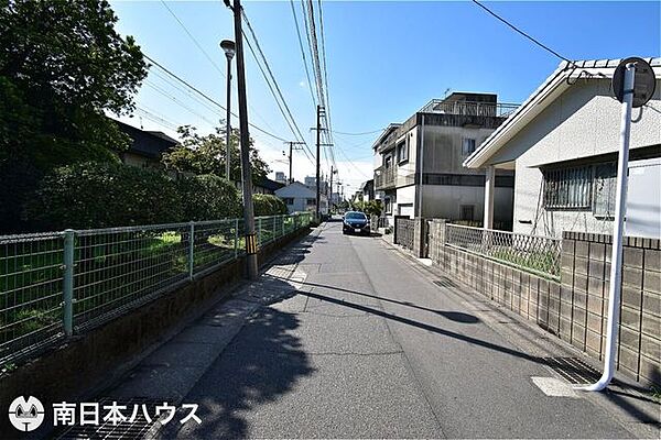 【前面道路】東向きの前面道路幅は約5ｍです！一方通行の道路で交通量の少ない静かな住環境です♪