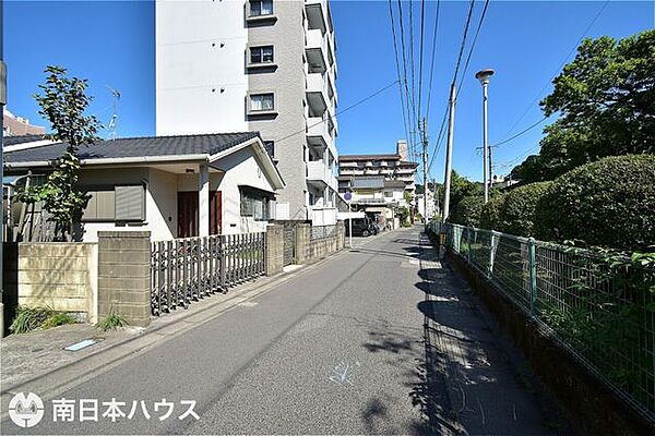 【前面道路】東向きの前面道路幅は約5ｍです！一方通行の道路で交通量の少ない静かな住環境です♪